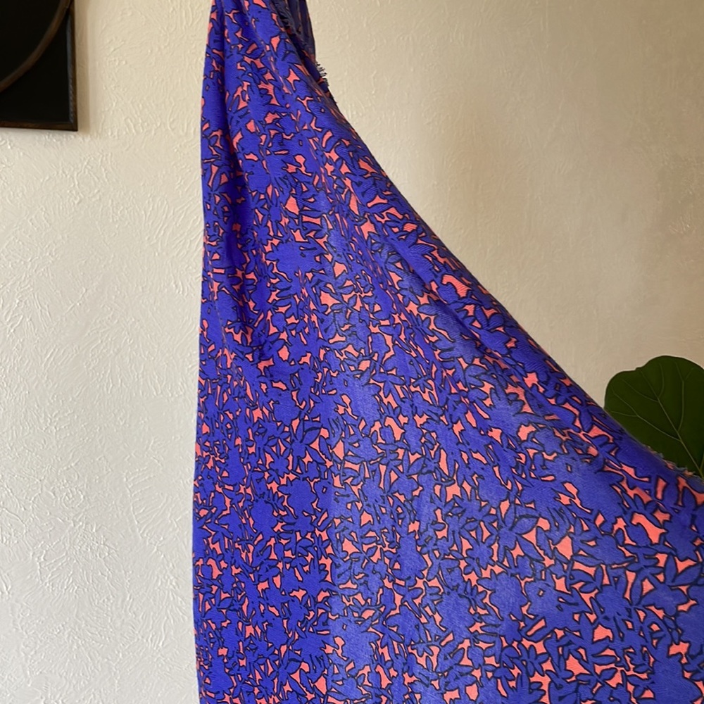 Like new Old Navy beautiful patterned soft long scarf